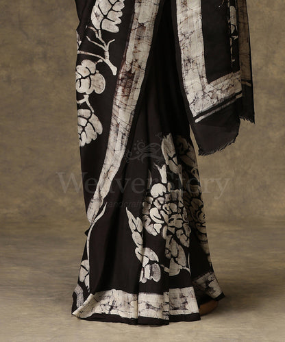 Handloom_Black_Hand_Batik_Mulberry_Silk_Saree_With_White_Border_And_Leaf_Motifs_WeaverStory_03