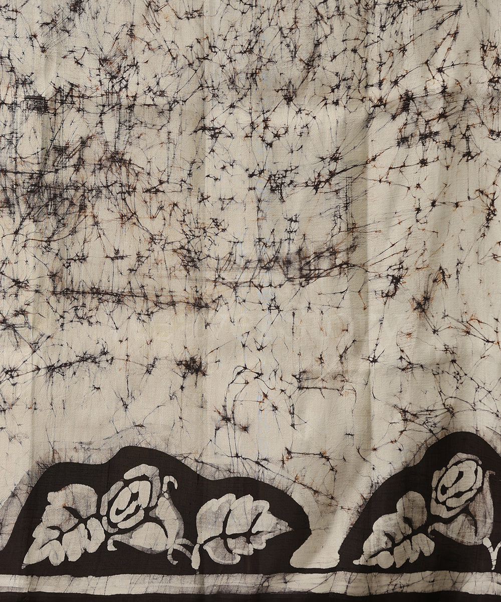 Handloom_Black_Hand_Batik_Mulberry_Silk_Saree_With_White_Border_And_Leaf_Motifs_WeaverStory_06