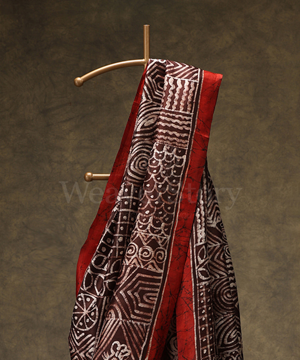 Handloom_Black_And_Red_Hand_Batik_Mulberry_Silk_Saree_With_Fish_Motifs_WeaverStory_02