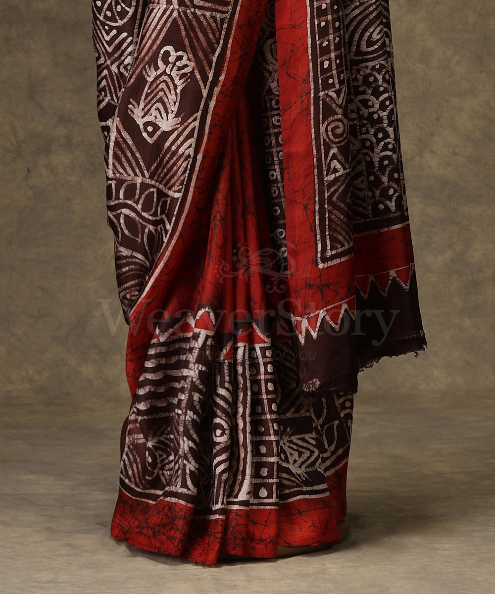 Handloom_Black_And_Red_Hand_Batik_Mulberry_Silk_Saree_With_Fish_Motifs_WeaverStory_03