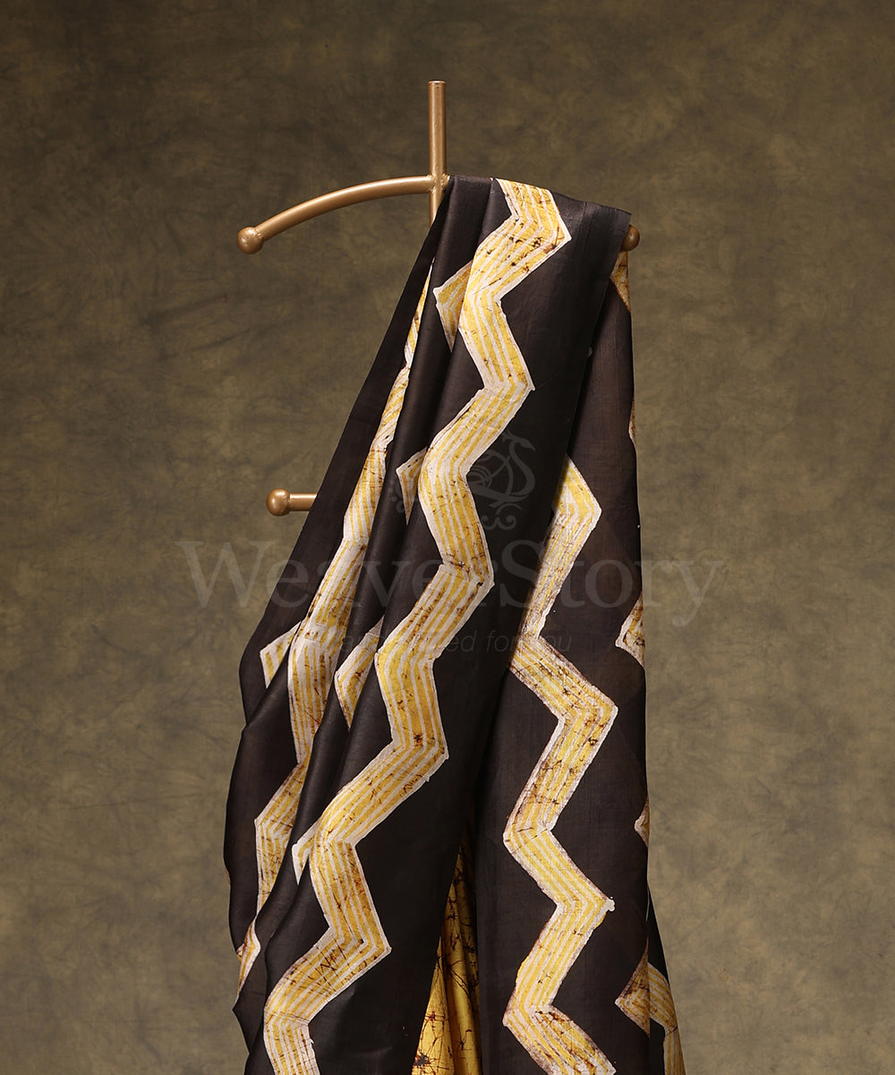 Handloom_Black_And_Yellow_Hand_Batik_Mulberry_Silk_Saree_With_Zig_Zag_Border_And_Pallu_WeaverStory_02