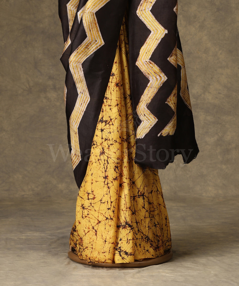 Handloom_Black_And_Yellow_Hand_Batik_Mulberry_Silk_Saree_With_Zig_Zag_Border_And_Pallu_WeaverStory_03