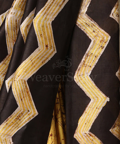 Handloom_Black_And_Yellow_Hand_Batik_Mulberry_Silk_Saree_With_Zig_Zag_Border_And_Pallu_WeaverStory_04