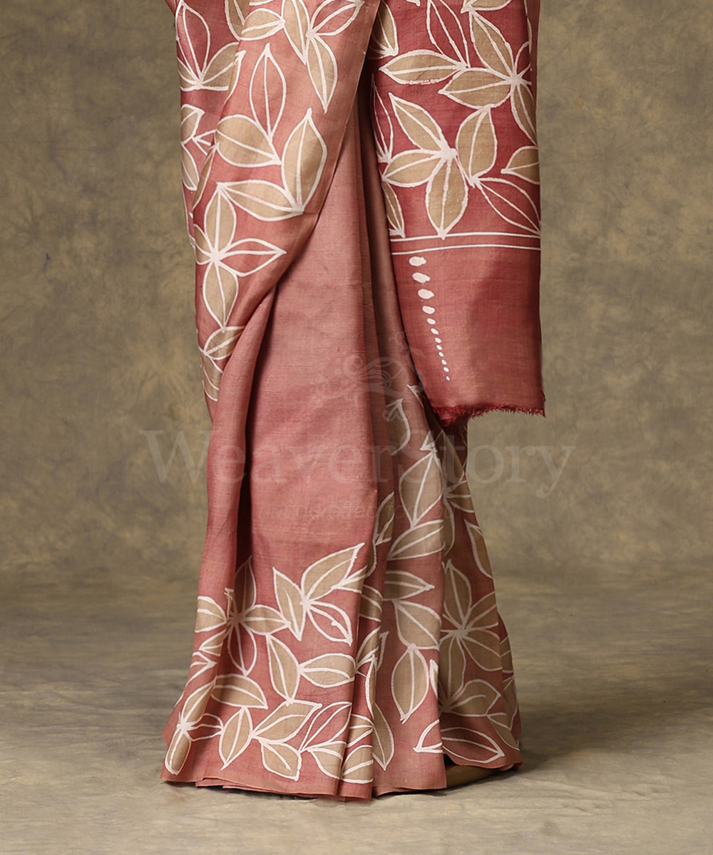 Old_Rose_Handloom_Hand_Batik_Mulberry_Silk_Saree_With_Leaf_Motif_On_Border_WeaverStory_03