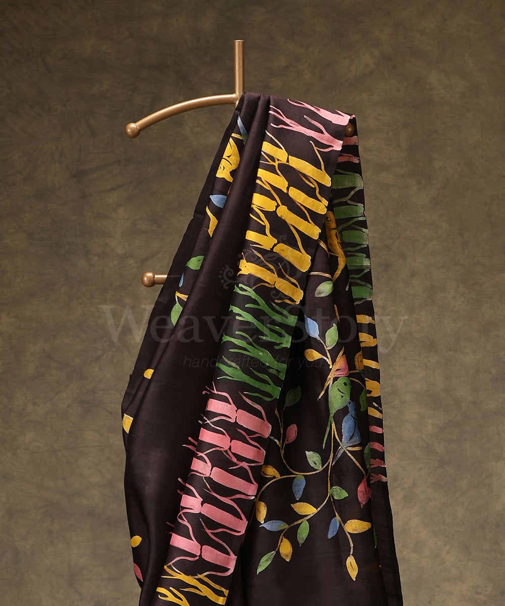 Handloom_Black_And_Multicolor_Hand_Batik_Mulberry_Silk_Saree_With_Small_Brids_On_Palla_WeaverStory_02