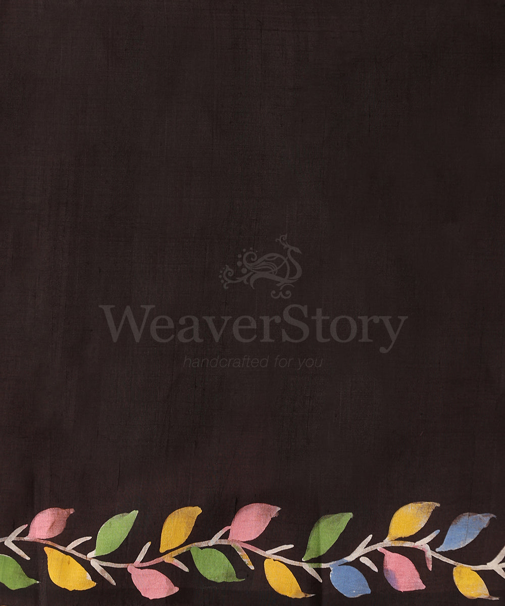 Handloom_Black_And_Multicolor_Hand_Batik_Mulberry_Silk_Saree_With_Small_Brids_On_Palla_WeaverStory_06