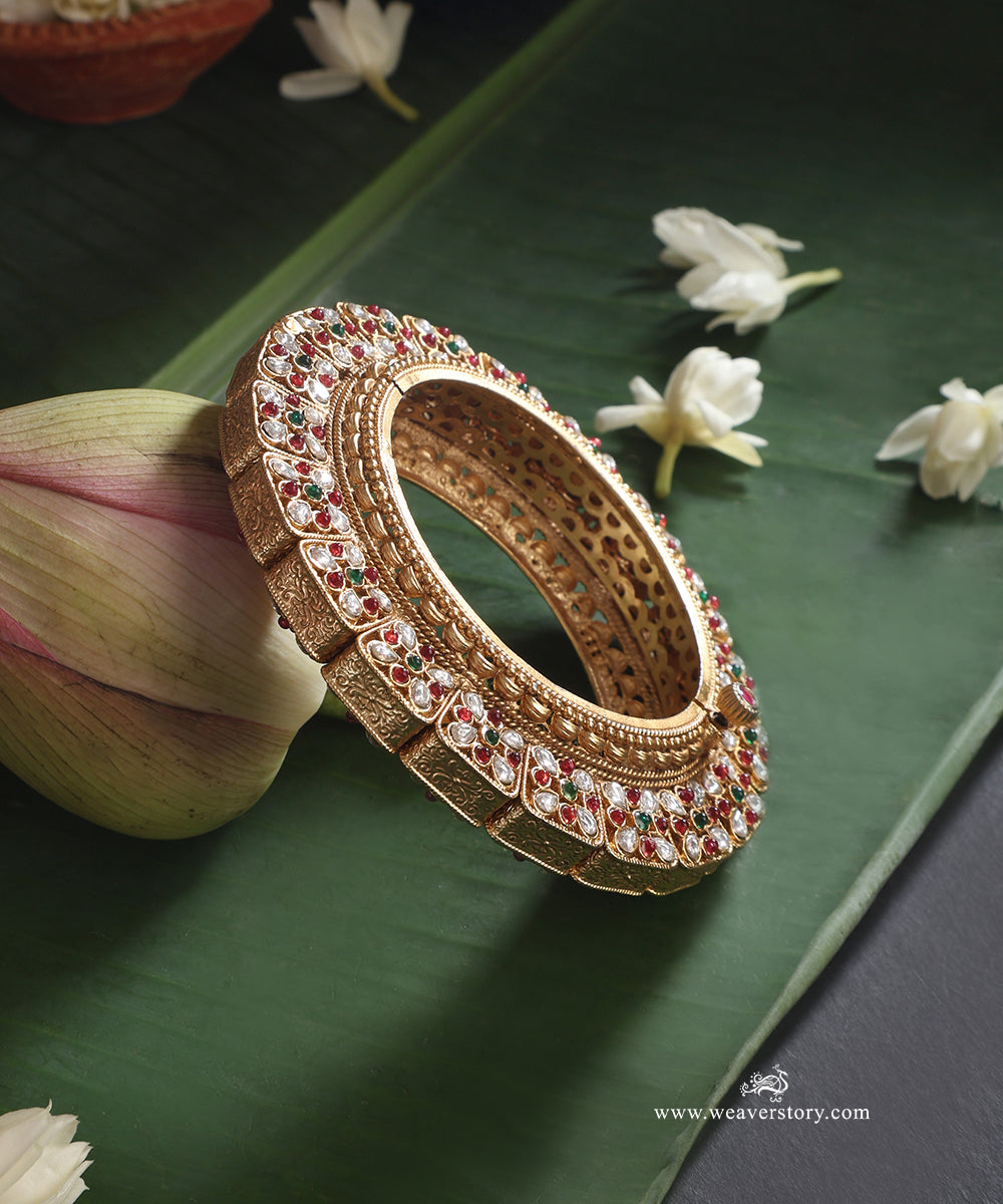 Hiba_Handcrafted_Gold_Plated_Alloy_Bangle_WeaverStory_01