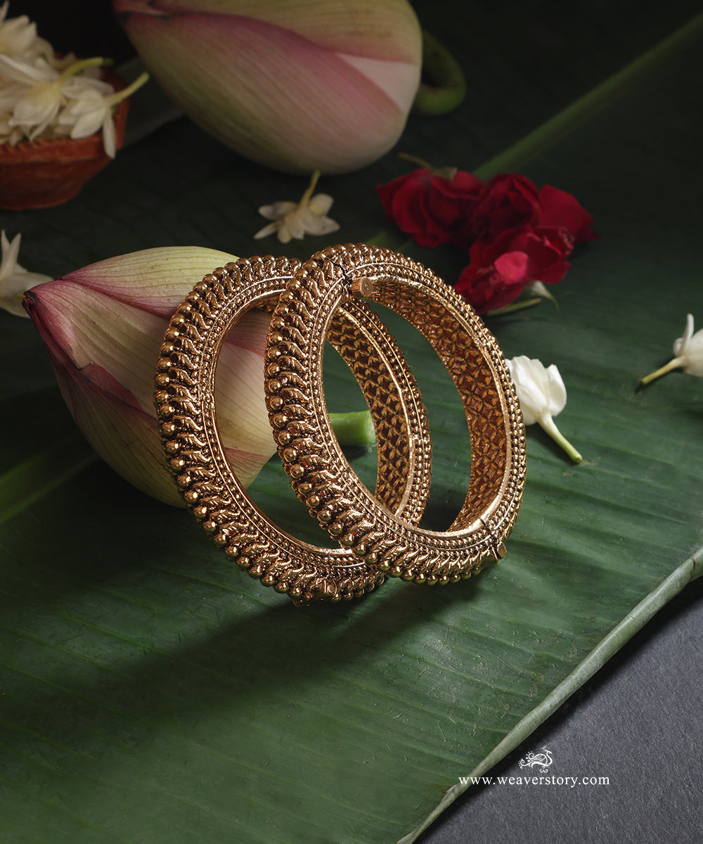 Sareeshta_Handcrafted_Gold_Plated_Alloy_Bangles_Set_WeaverStory_01