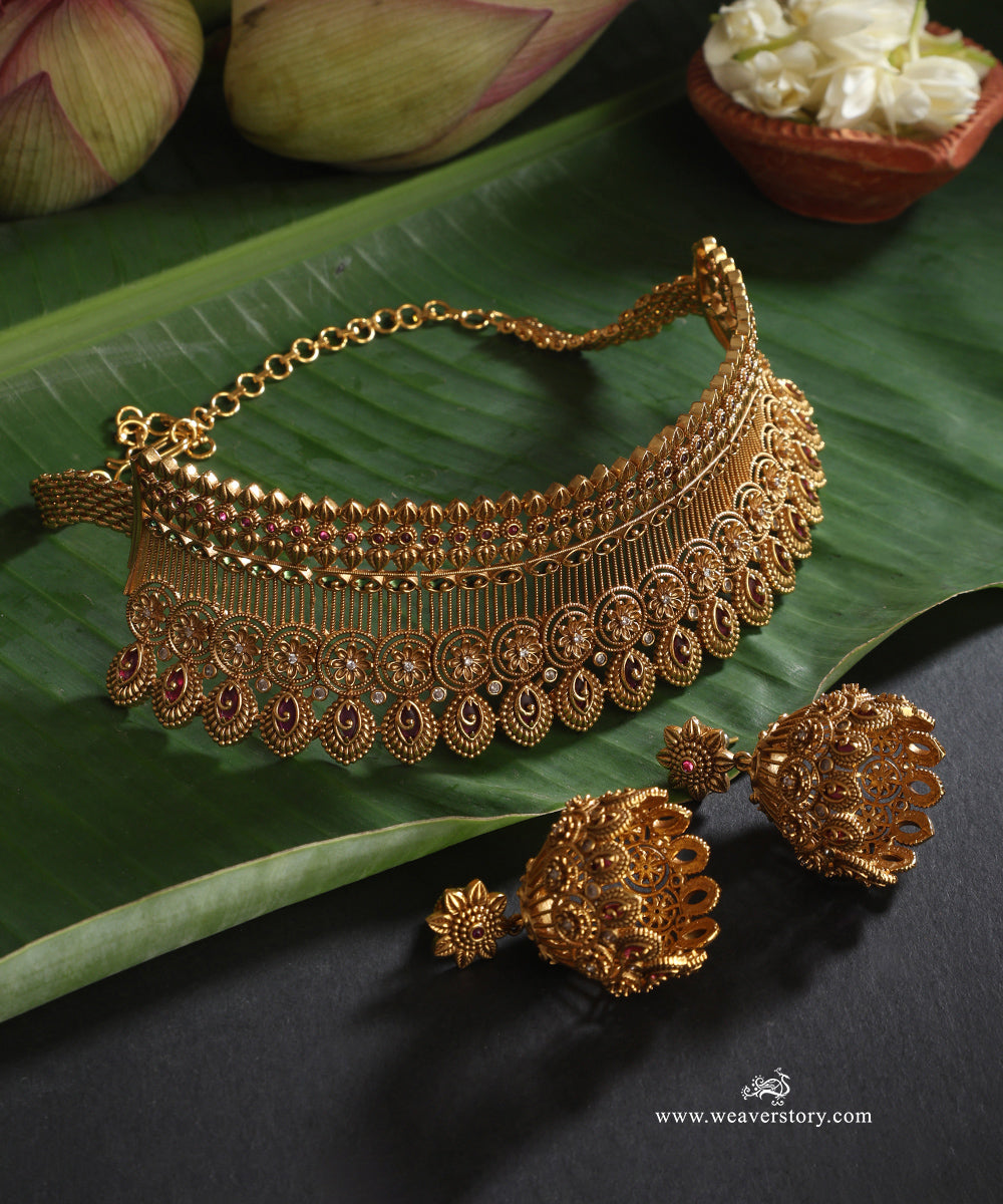 Aaliya_Handcrafted_Alloy_Necklace_Set_With_Gold_Plating_WeaverStory_01