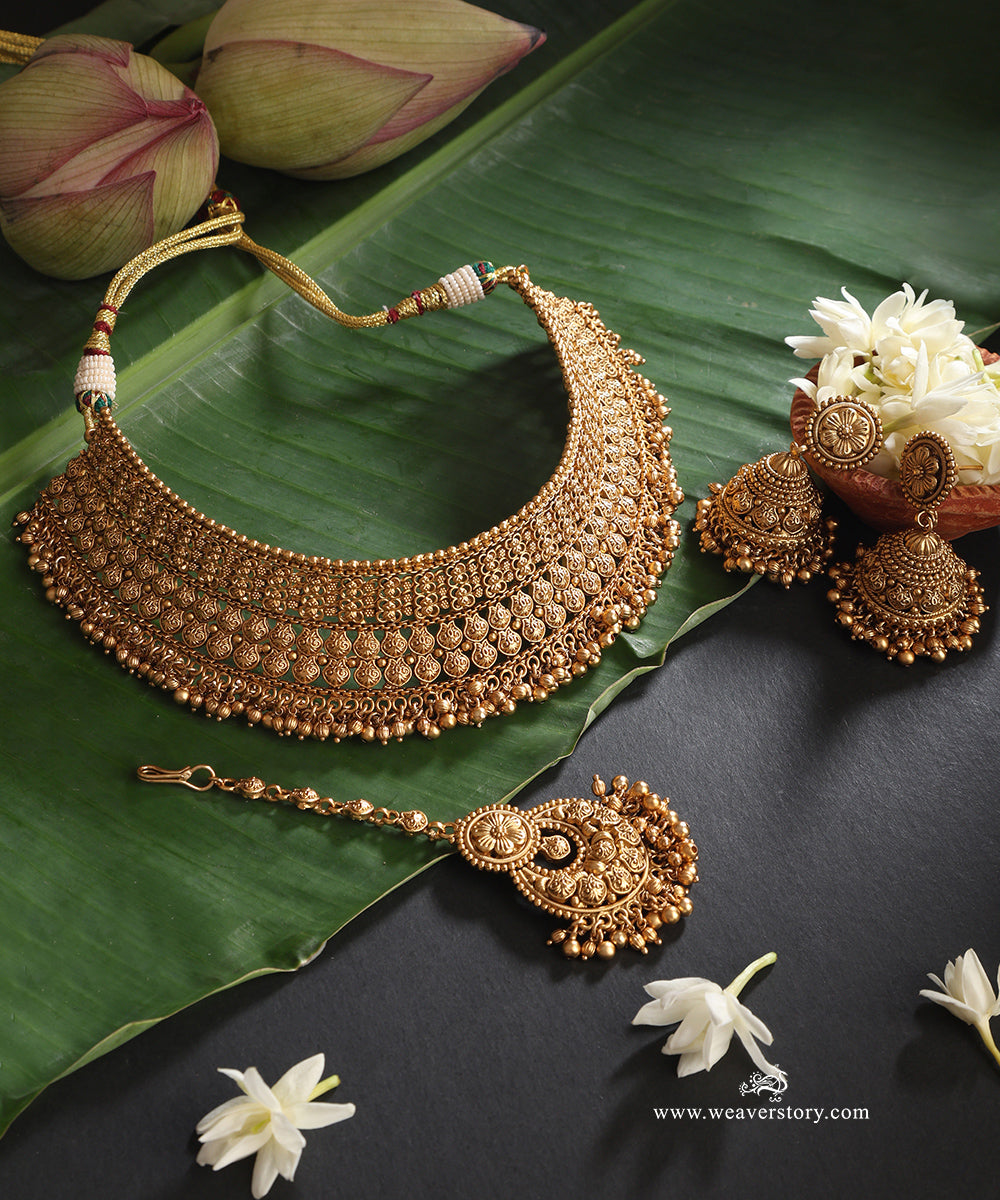 Parveen_Handcrafted_Alloy_Necklace_Set_With_Earrings_And_Teeka_With_Gold_Plating_WeaverStory_01