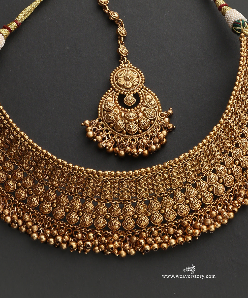 Parveen_Handcrafted_Alloy_Necklace_Set_With_Earrings_And_Teeka_With_Gold_Plating_WeaverStory_04