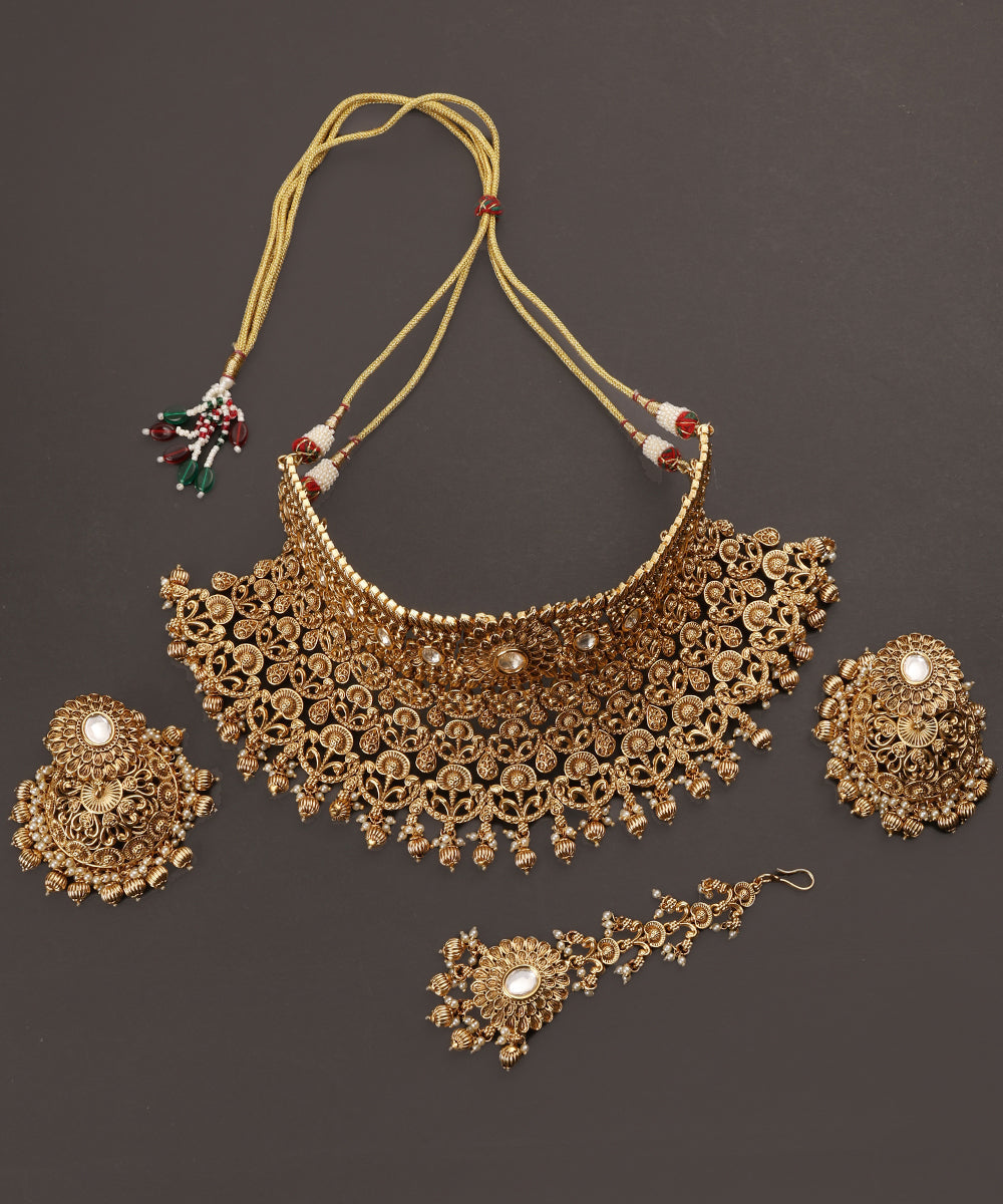 Pardis_Handcrafted_Alloy_Gold_Plated_Collar_Necklace_Set_With_Pearls_And_Semi_Pecious_Stones_And_Maangtika_WeaverStory_02