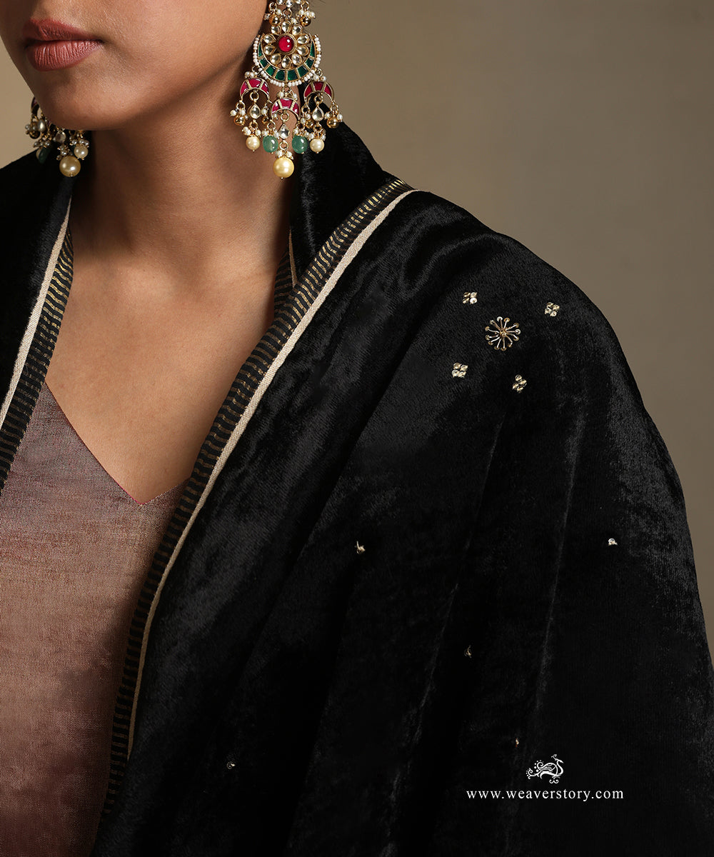 Black_Hand_Embroidered_Silk_Velvet_Doshala_With_Chanderi_Tissue_Border_WeaverStory_04