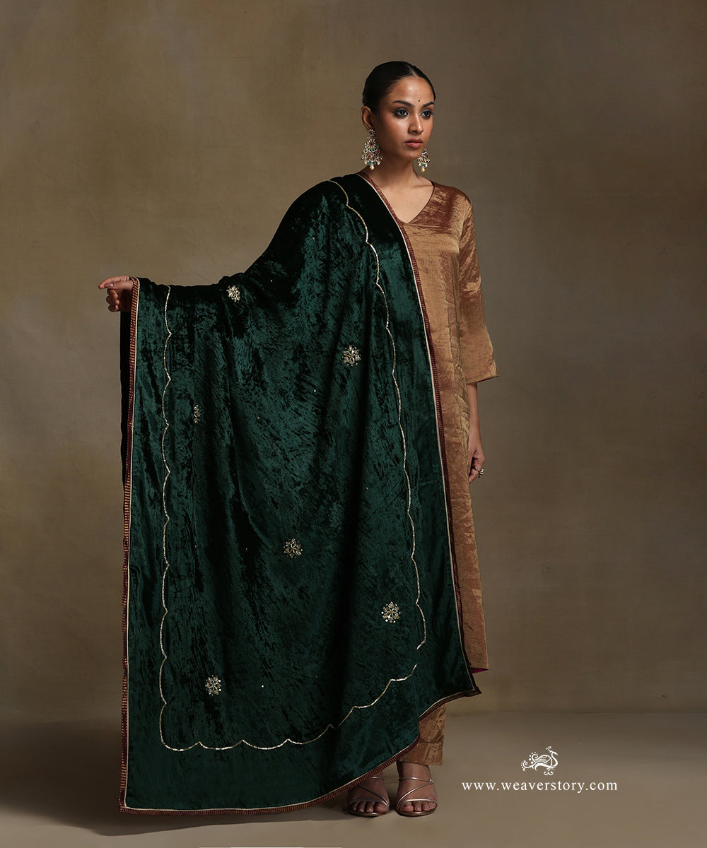 Bottle_Green_Hand_Embroidered_Silk_Velvet_Doshala_With_Contrast_Chanderi_Tissue_Border_WeaverStory_02