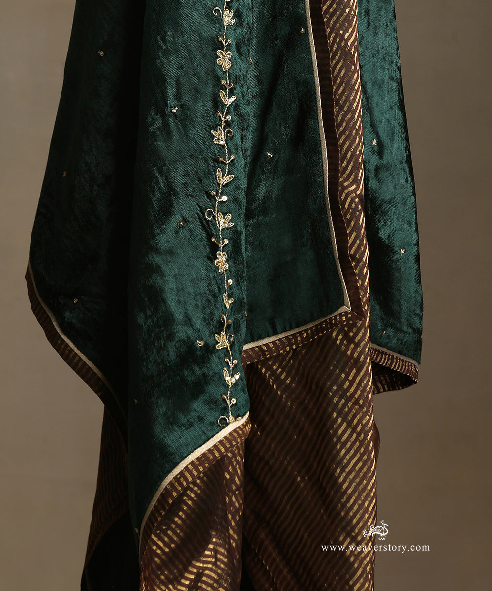 Bottle_Green_Hand_Embroidered_Silk_Velvet_Doshala_With_Contrast_Chanderi_Tissue_Border_WeaverStory_05