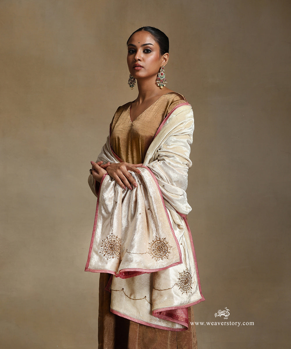 Off-White_Hand_Embroidered_Silk_Velvet_Doshala_With_Contrast_Chanderi_Tissue_Border_WeaverStory_01