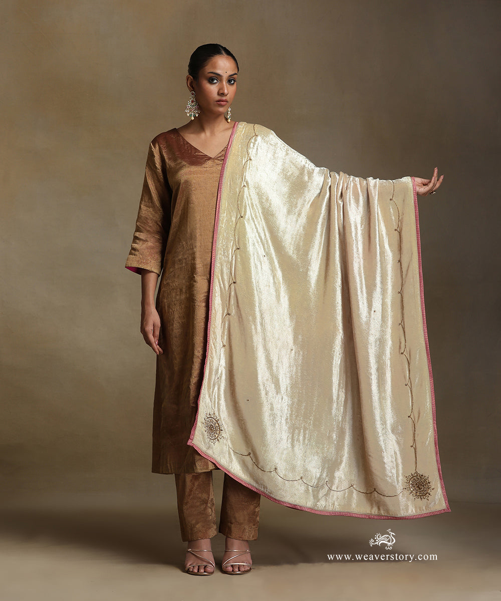 Off-White_Hand_Embroidered_Silk_Velvet_Doshala_With_Contrast_Chanderi_Tissue_Border_WeaverStory_02