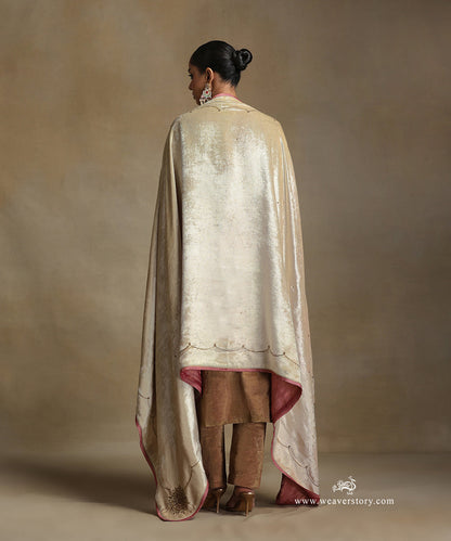 Off-White_Hand_Embroidered_Silk_Velvet_Doshala_With_Contrast_Chanderi_Tissue_Border_WeaverStory_03