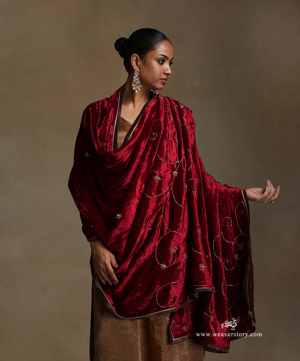 Red_Hand_Embroidered_Silk_Velvet_Doshala_With_Contrast_Chanderi_Tissue_Border_WeaverStory_01