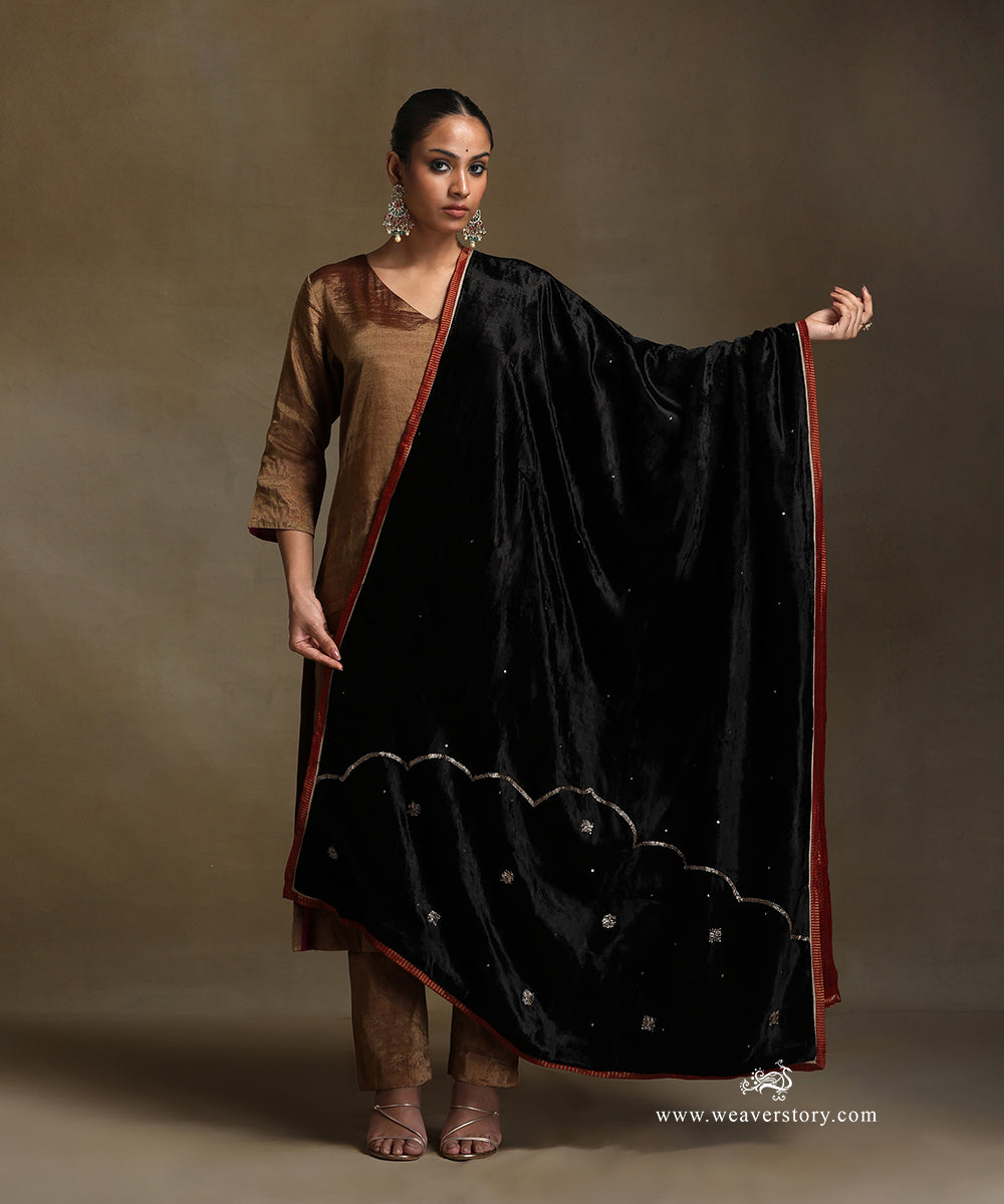 Black_Hand_Embroidered_Silk_Velvet_Doshala_With_Contrast_Chanderi_Tissue_Border_WeaverStory_02