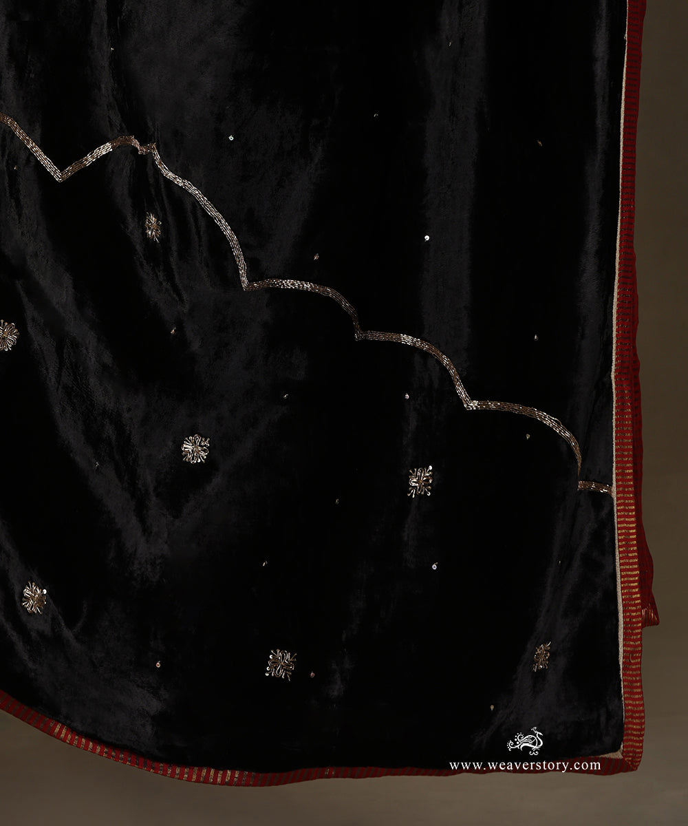 Black_Hand_Embroidered_Silk_Velvet_Doshala_With_Contrast_Chanderi_Tissue_Border_WeaverStory_04