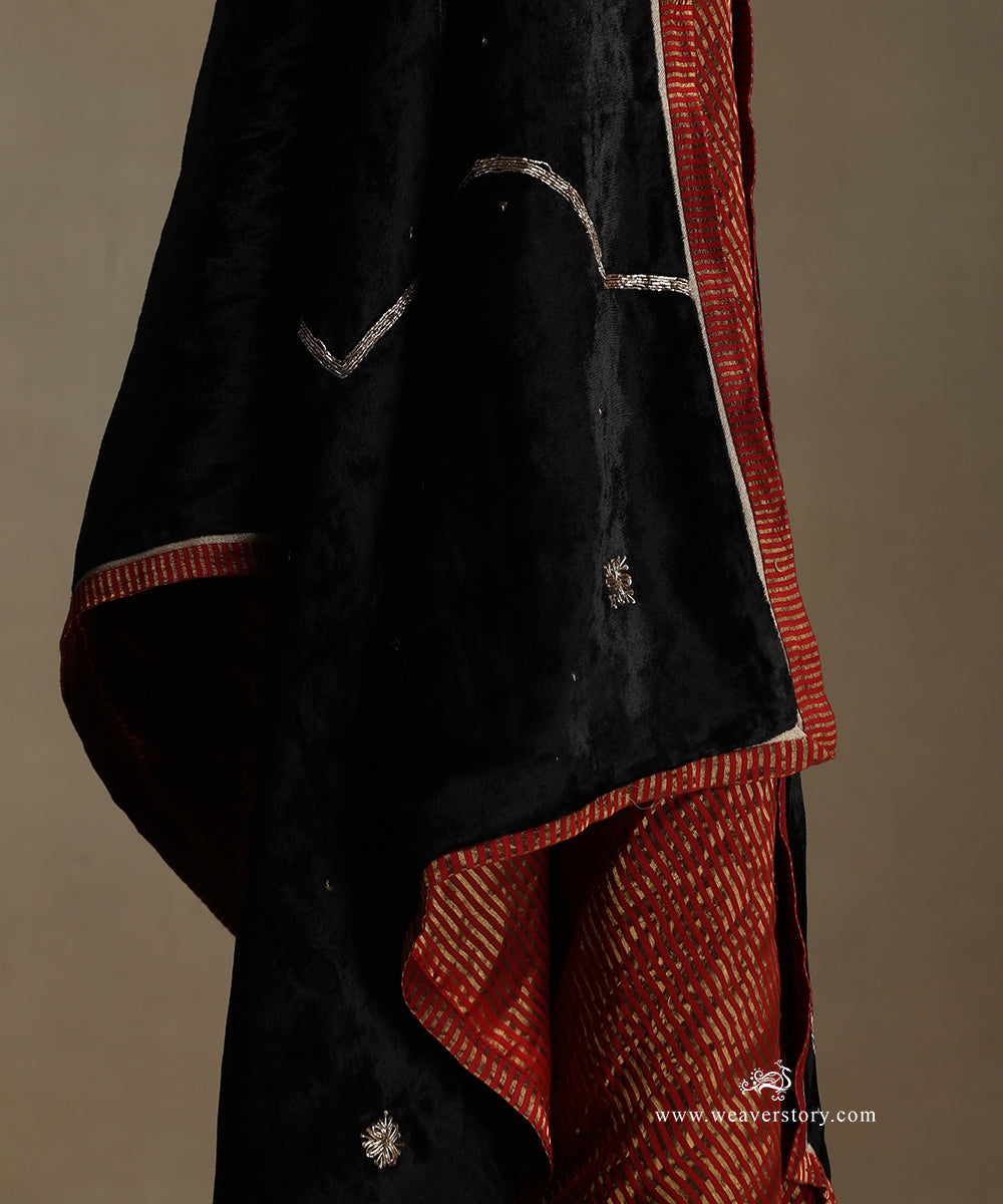 Black_Hand_Embroidered_Silk_Velvet_Doshala_With_Contrast_Chanderi_Tissue_Border_WeaverStory_05