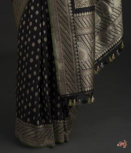 Handwoven_kadhwa_banarasi_jangla_with_green_selvedge_WeaverStory_04