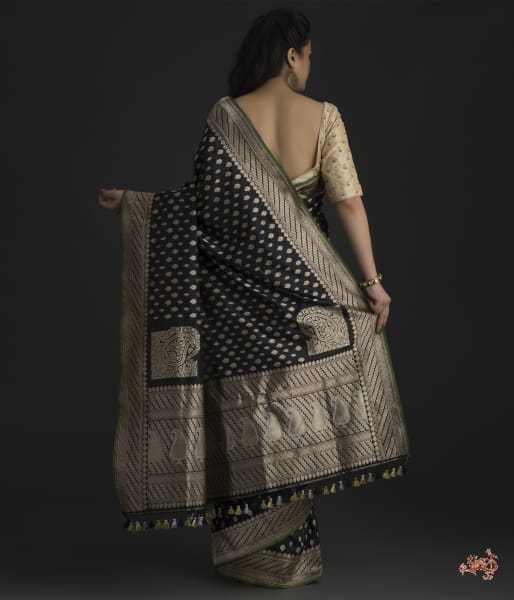 Handwoven_kadhwa_banarasi_jangla_with_green_selvedge_WeaverStory_03