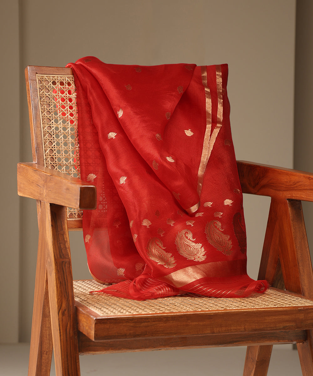 Handloom_Red_Pure_Kora_Silk_Banarasi_Dupatta_With_Paisley_Border_WeaverStory_01