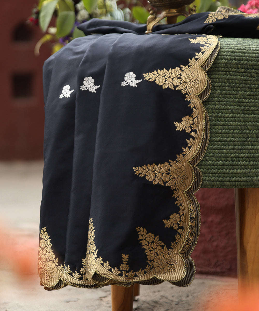Handloom_Black_Pure_Katan_Silk_Banarasi_Dupatta_With_Scalloped_Border_And_Kadhwa_Booti_WeaverStory_01