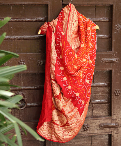 Red_And_Orange_Handloom_Pure_Georgette_Banarasi_Bandhej_Handloom_Dupatta_With_Flower_Boota_WeaverStory_01