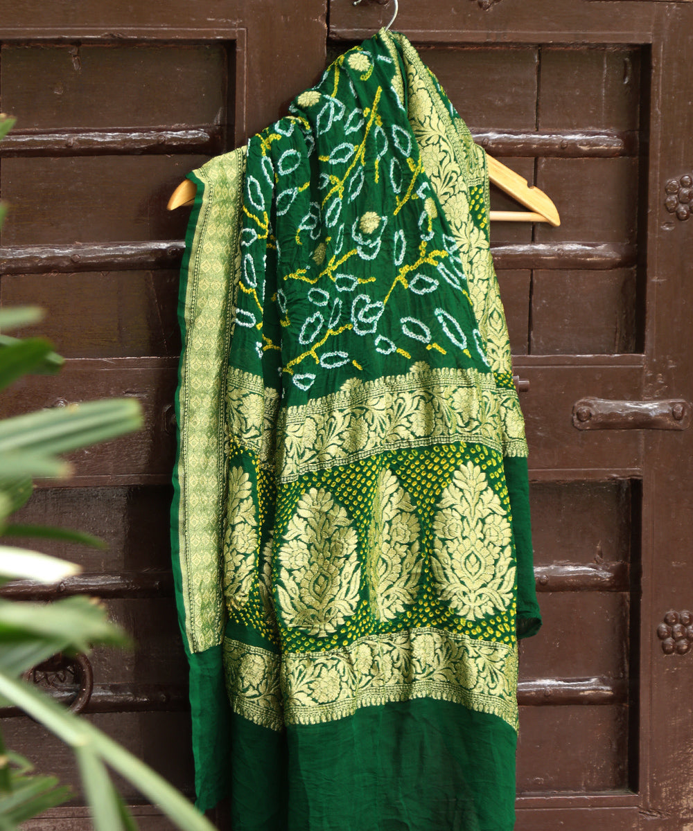Bottle_Green_Handloom_Pure_Georgette_Banarasi_Bandhej_Dupatta_With_Leaf_Jaal_WeaverStory_01