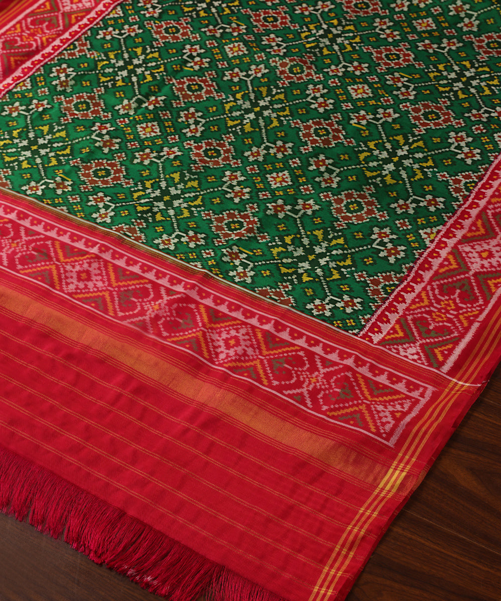 Green_Handloom_Pure_Mulberry_Silk_Ikat_Patola_Dupatta_With_Pink_Border_Palla_WeaverStory_02