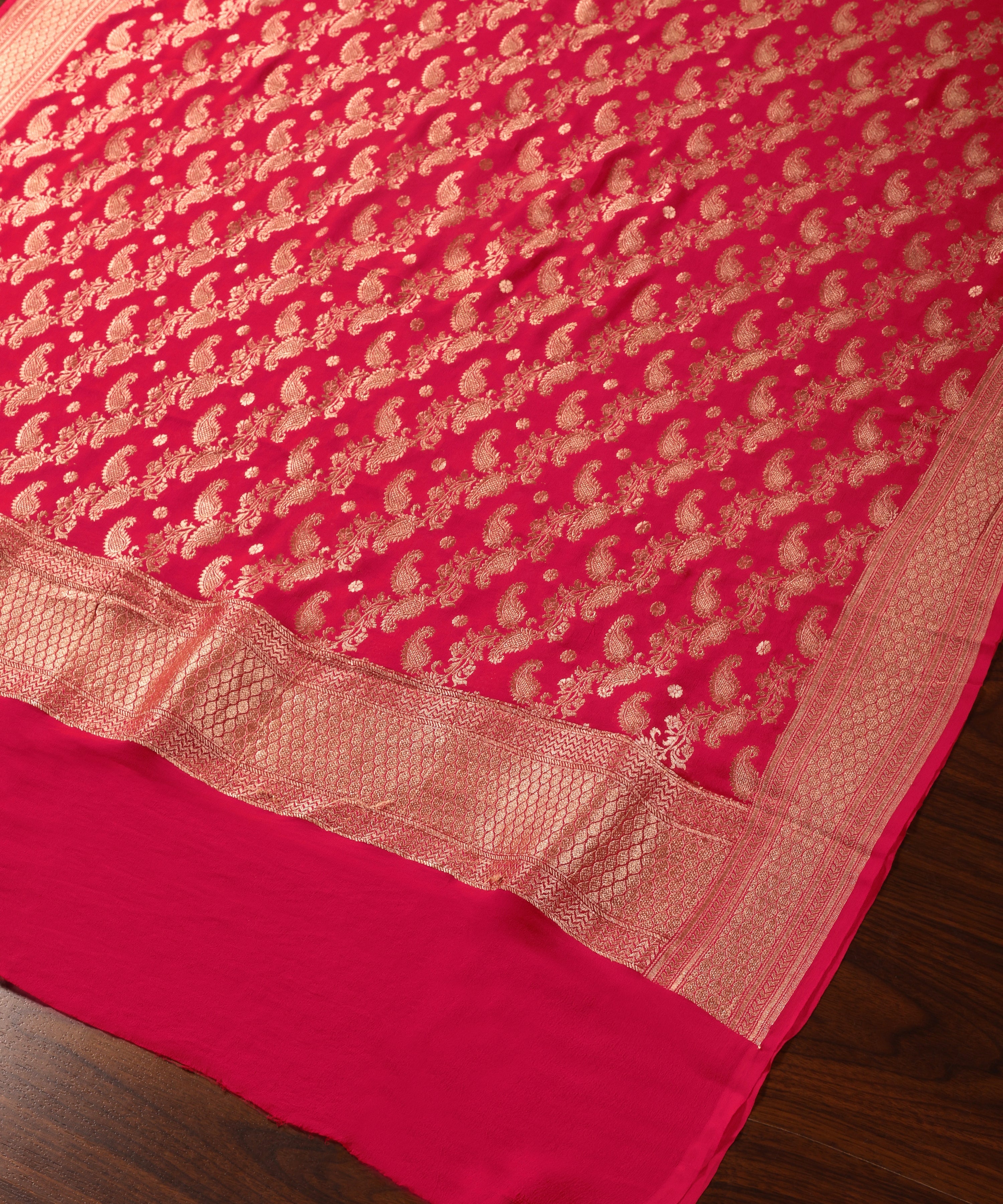 Red/_Pink_Handloom_Pure_Banarasi_Georgette_Dupatta_With_Paisley_Jaal_WeaverStory_03