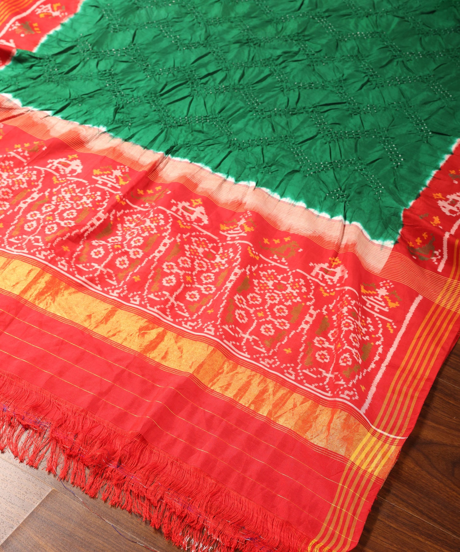 Green_And_Red_Handloom_Pure_Mulberry_Silk_Bandhej_Patola_Dupatta_WeaverStory_03