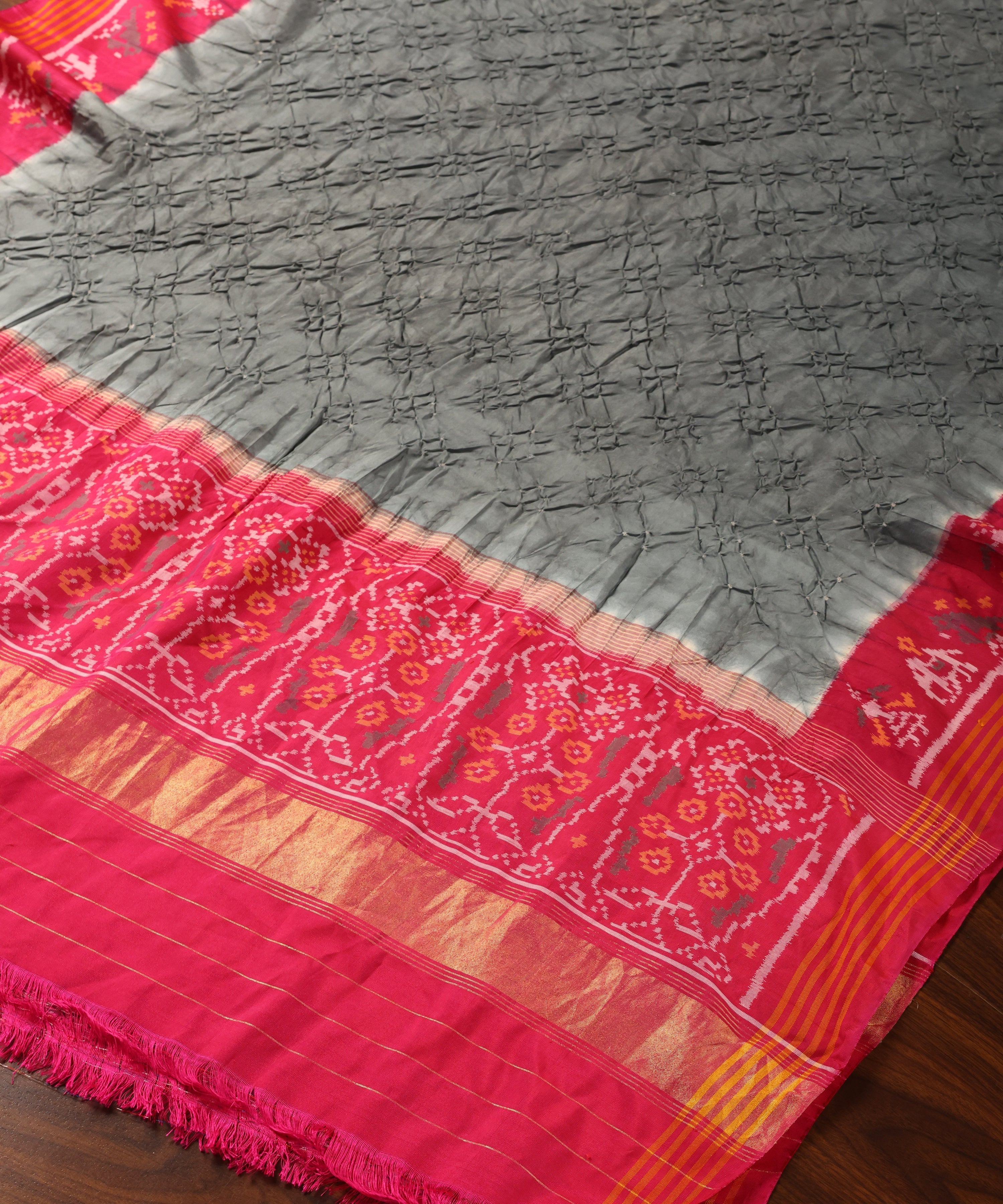 Handloom_Grey_And_Pink_Pure_Mulberry_Silk_Bandhej_Patola_Dupatta_WeaverStory_03