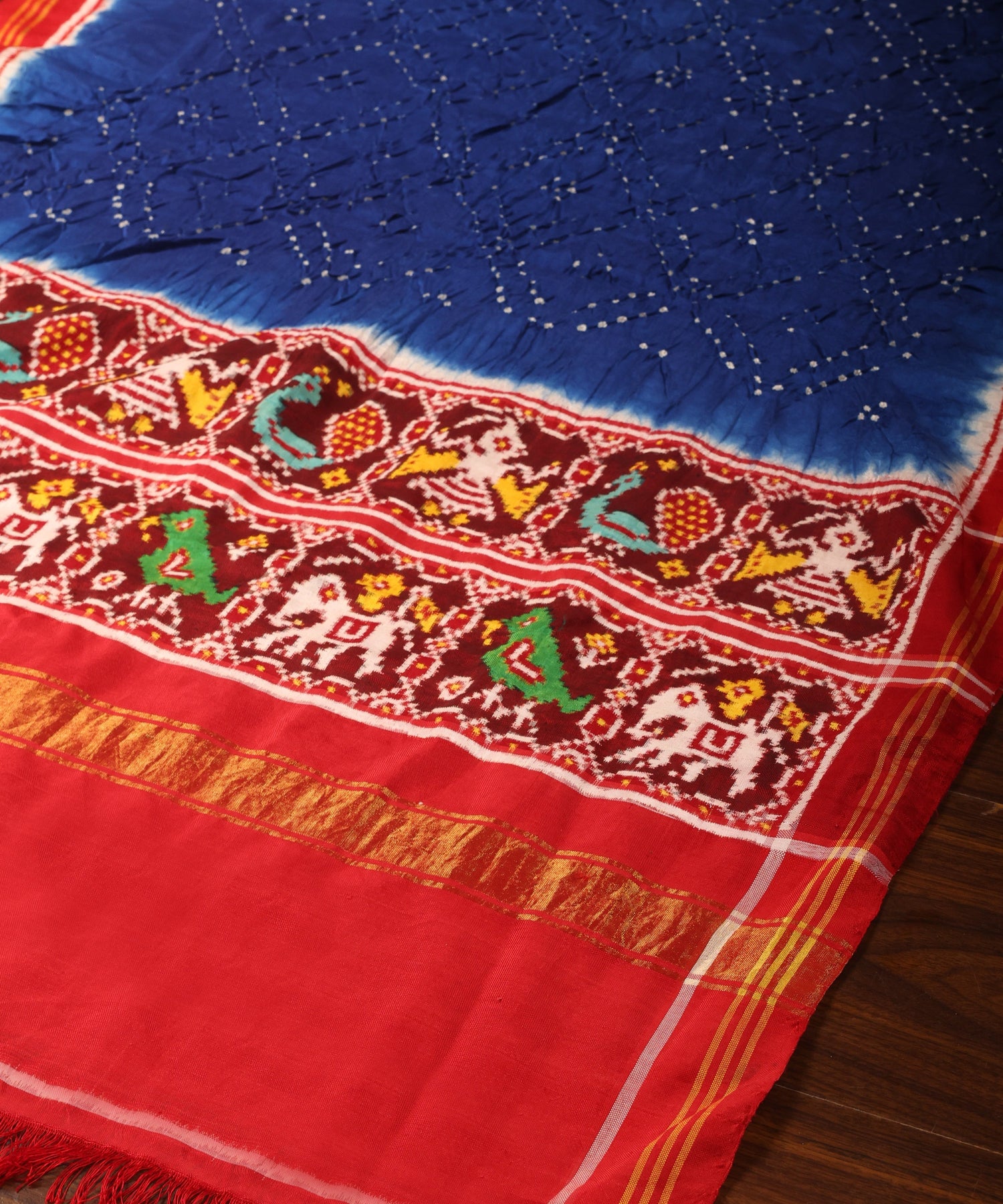 Blue_And_Red_Handloom_Pure_Mulberry_Silk_Bandhej_Patan_Patola_Dupatta_WeaverStory_03