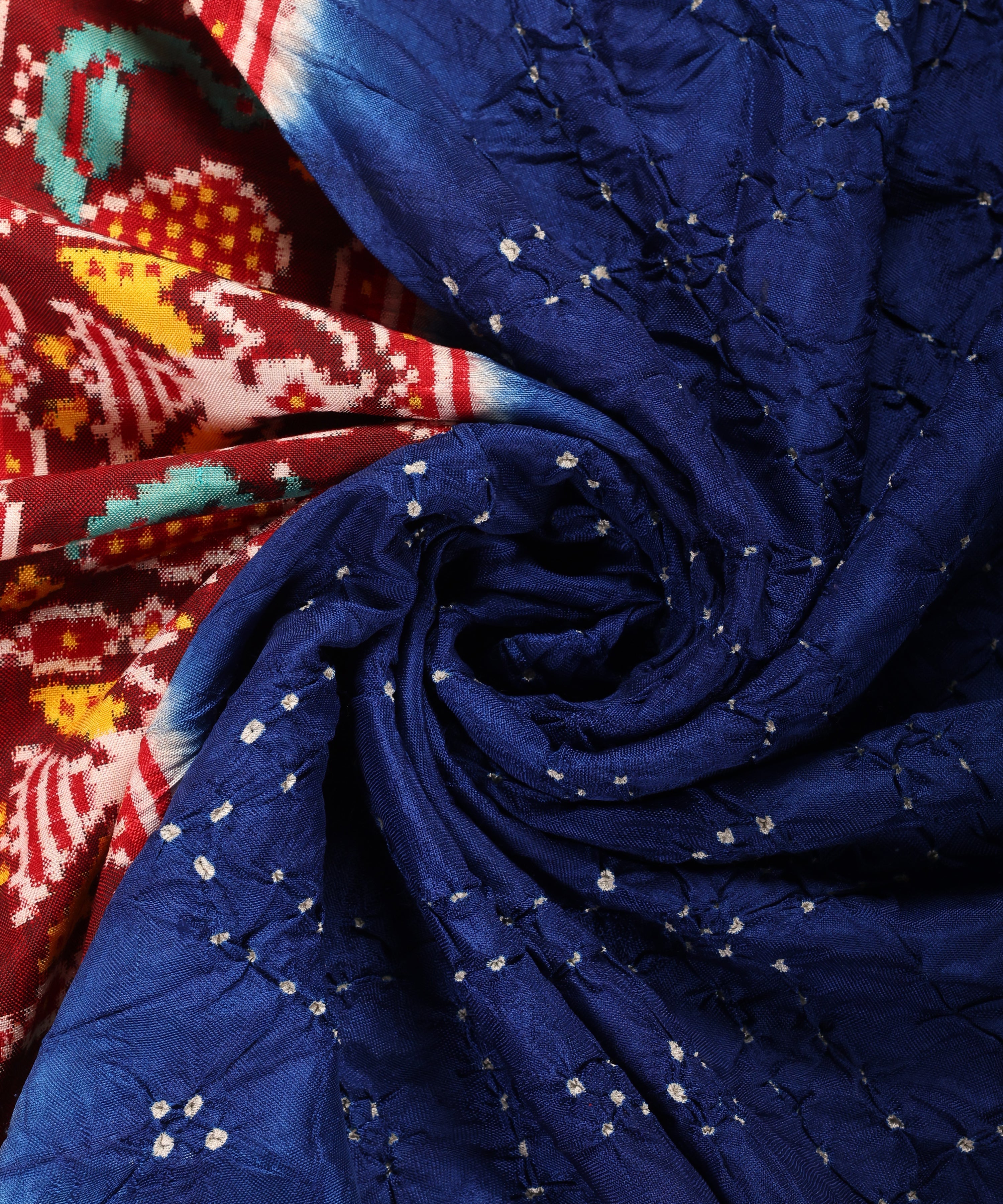 Blue_And_Red_Handloom_Pure_Mulberry_Silk_Bandhej_Patan_Patola_Dupatta_WeaverStory_05