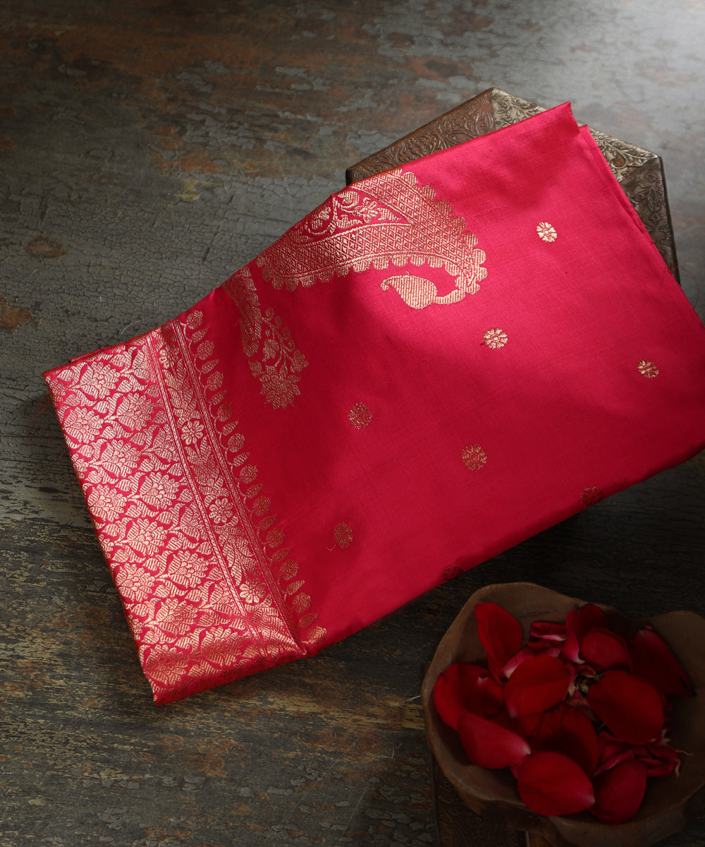 Handloom_Carrot_Pink_Pure_Katan_Silk_Banarasi_Dupatta_With_Konia_And_Booti_WeaverStory_01