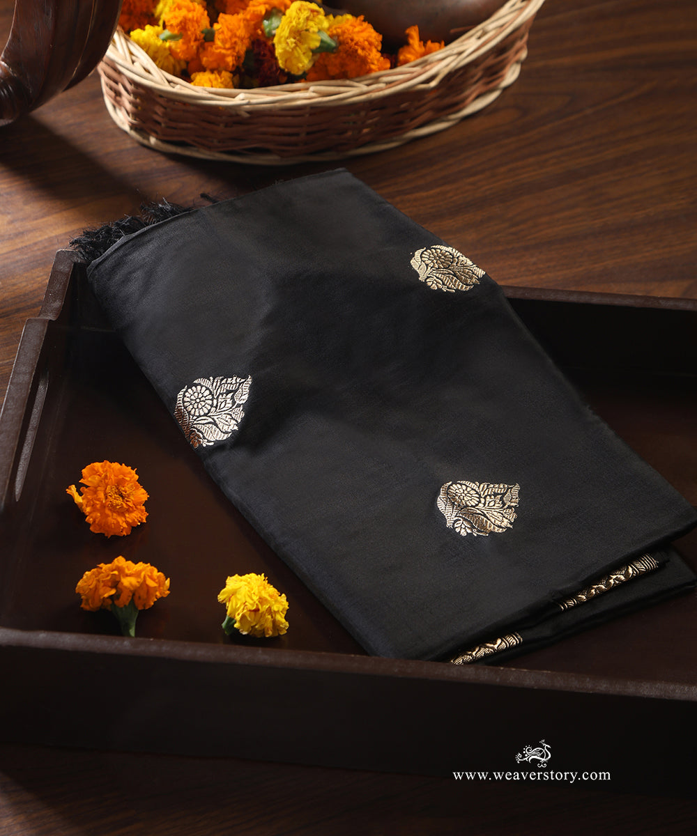 Black_Handloom_Pure_Katan_Silk_Banarasi_Dupatta_With_Small_Kadhwa_Flower_Boota_And_Gold_Zari_Border_WeaverStory_01