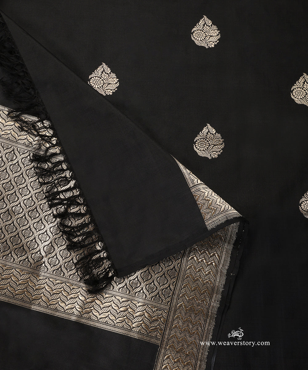 Black_Handloom_Pure_Katan_Silk_Banarasi_Dupatta_With_Small_Kadhwa_Flower_Boota_And_Gold_Zari_Border_WeaverStory_04