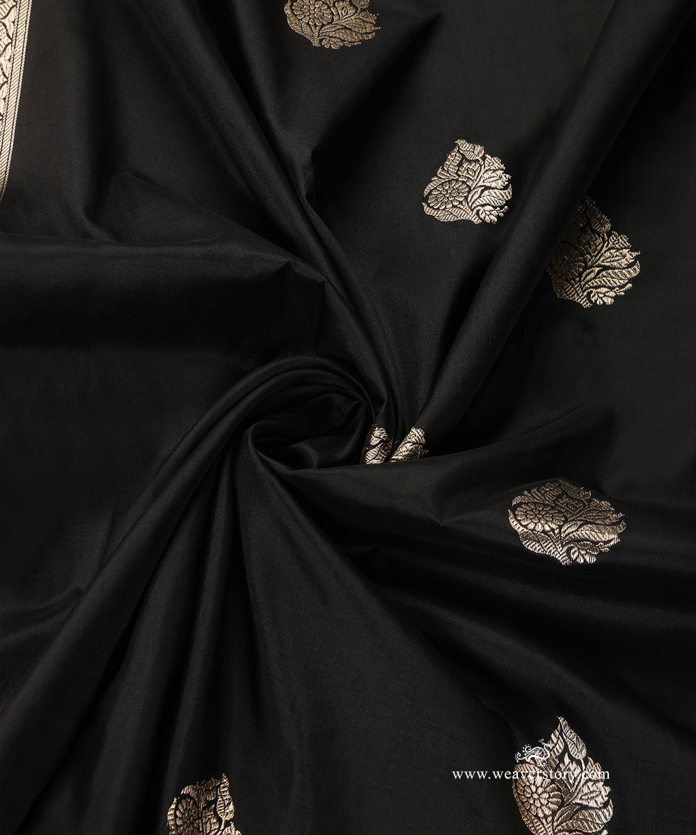 Black_Handloom_Pure_Katan_Silk_Banarasi_Dupatta_With_Small_Kadhwa_Flower_Boota_And_Gold_Zari_Border_WeaverStory_05