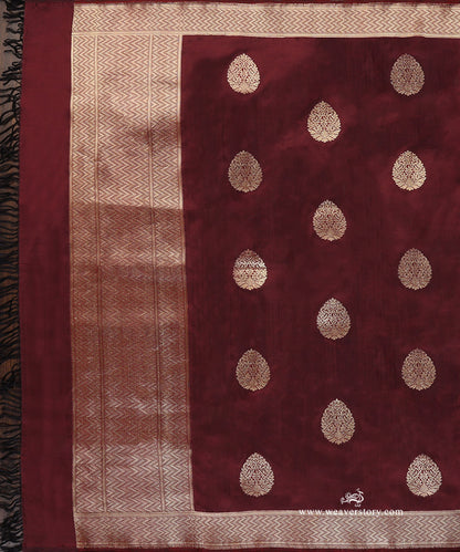 Maroon_Handloom_Pure_Katan_Silk_Banarasi_Dupatta_With_Small_Kadhwa_Flower_Boota_With_Gold_Zari_Saffron_Border_WeaverStory_02