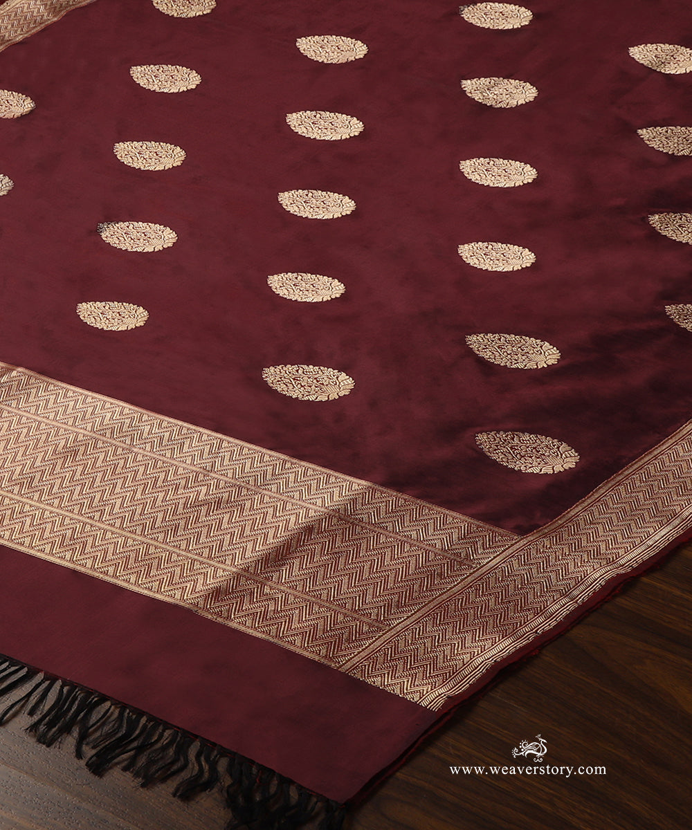 Maroon_Handloom_Pure_Katan_Silk_Banarasi_Dupatta_With_Small_Kadhwa_Flower_Boota_With_Gold_Zari_Saffron_Border_WeaverStory_03