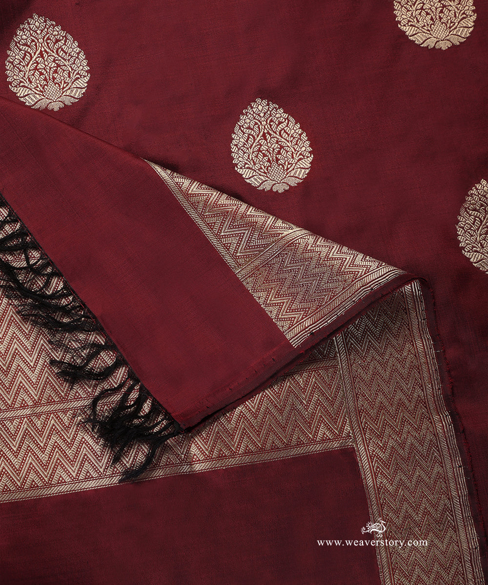 Maroon_Handloom_Pure_Katan_Silk_Banarasi_Dupatta_With_Small_Kadhwa_Flower_Boota_With_Gold_Zari_Saffron_Border_WeaverStory_04