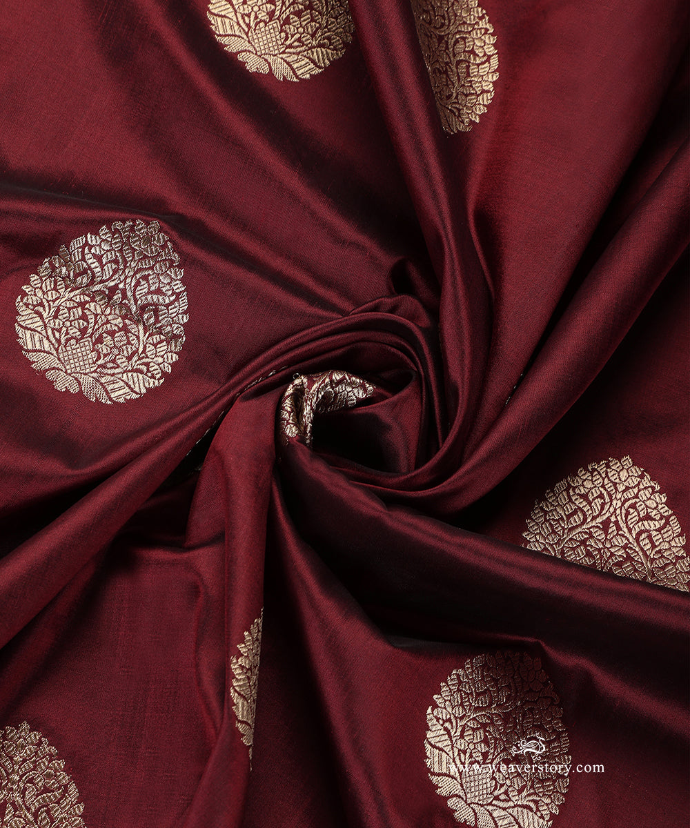 Maroon_Handloom_Pure_Katan_Silk_Banarasi_Dupatta_With_Small_Kadhwa_Flower_Boota_With_Gold_Zari_Saffron_Border_WeaverStory_05