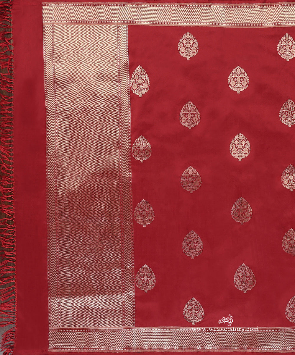 Red_Handloom_Pure_Katan_Silk_Banarasi_Dupatta_With_Guldasta_Motif_Kadhwa_Boota_And_Saffron_Border_WeaverStory_02