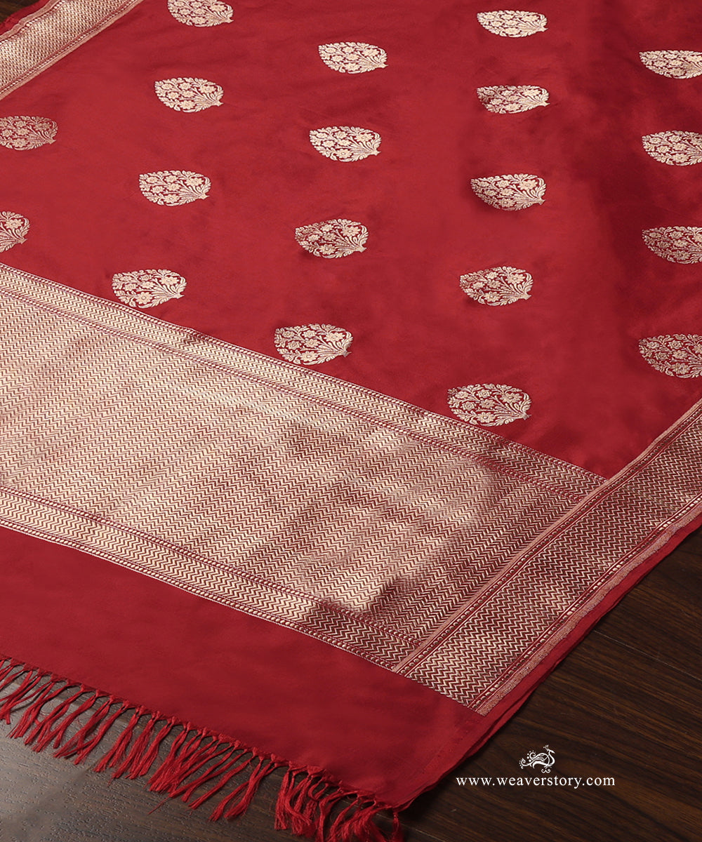 Red_Handloom_Pure_Katan_Silk_Banarasi_Dupatta_With_Guldasta_Motif_Kadhwa_Boota_And_Saffron_Border_WeaverStory_03