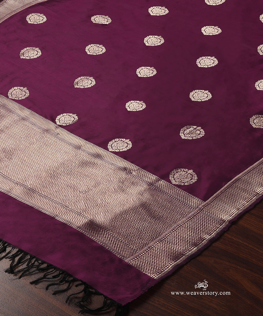 Purple_Handloom_Pure_Katan_Silk_Banarasi_Dupatta_With_Guldasta_Motif_Kadhwa_Boota_And_Saffron_Border_WeaverStory_03