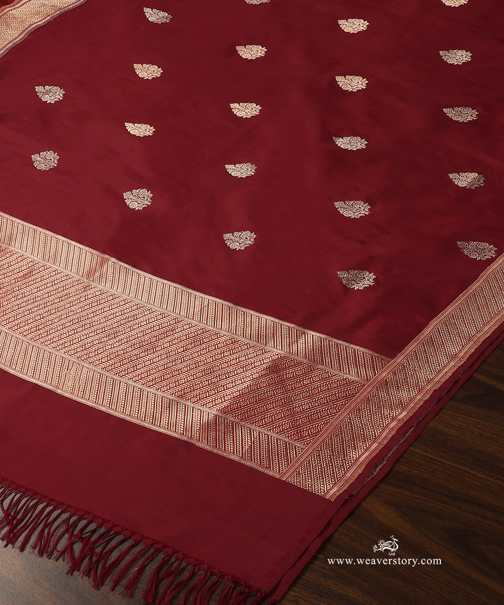 Maroon_Handloom_Pure_Katan_Silk_Banarasi_Dupatta_With_Kadhwa_Boota_And_Diagonal_Border_WeaverStory_03